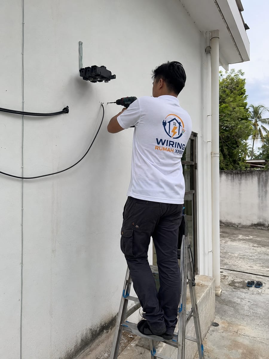 Pasang water heater dengan titik RCBO khas dan weatherproof socket